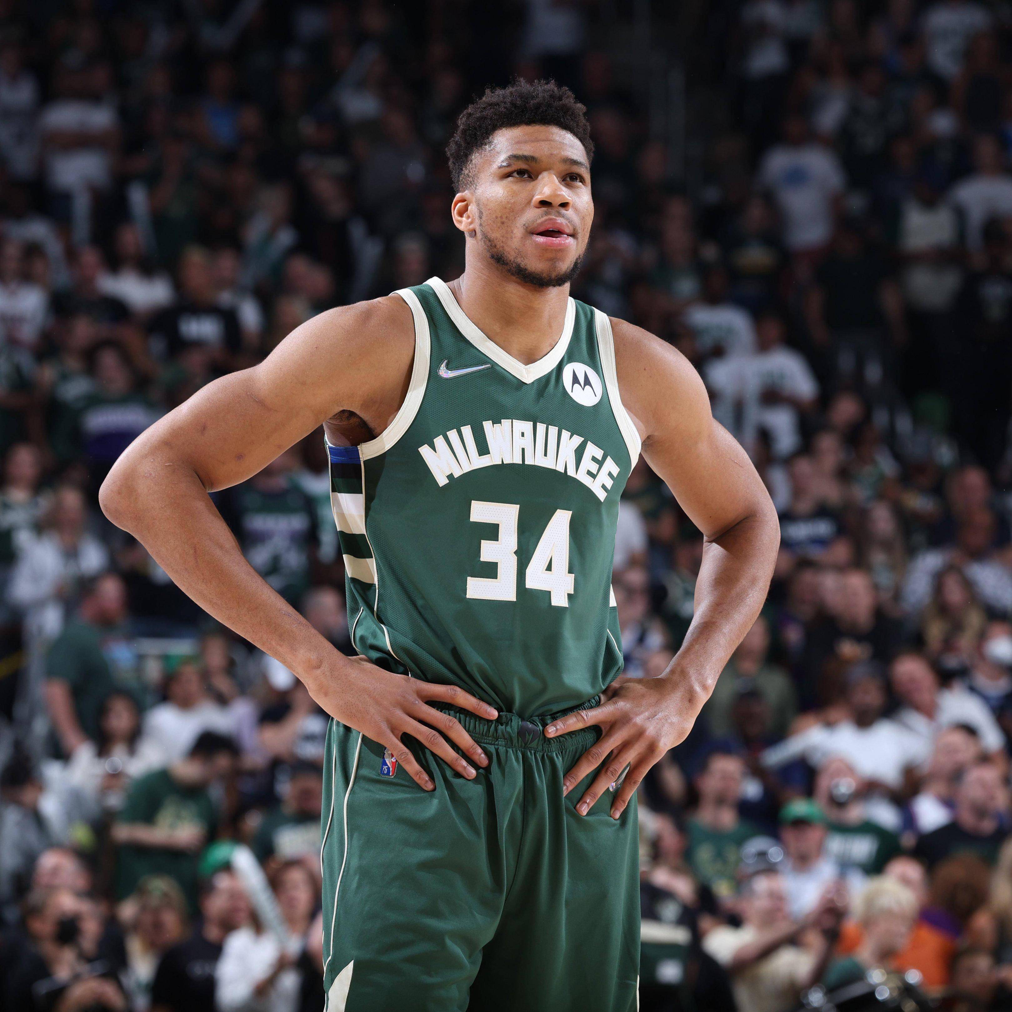 雄鹿轻松胜猛龙,字母哥全场发威 雄鹿轻松胜猛龙,字母哥全场发威